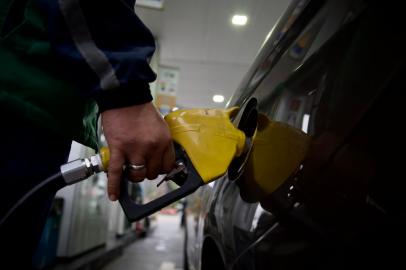 PORTO ALEGRE, RS, BRASIL - Dia da Liberdade de Impostos vende gasolina a R$ 4,99. Nas imagens o Ecoposto, esquina da Avenida Ipiranga com Avenida Érico Veríssimo. Foto: Jefferson Botega / Agencia RBSIndexador: Jeff Botega<!-- NICAID(15113032) -->