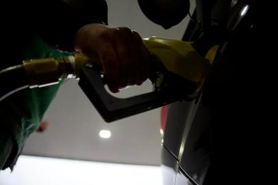 PORTO ALEGRE, RS, BRASIL - Dia da Liberdade de Impostos vende gasolina a R$ 4,99. Nas imagens o Ecoposto, esquina da Avenida Ipiranga com Avenida Érico Veríssimo. Foto: Jefferson Botega / Agencia RBSIndexador: Jeff Botega<!-- NICAID(15113035) -->