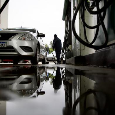 PORTO ALEGRE, RS, BRASIL - Dia da Liberdade de Impostos vende gasolina a R$ 4,99. Nas imagens o Ecoposto, esquina da Avenida Ipiranga com Avenida Érico Veríssimo. Foto: Jefferson Botega / Agencia RBSIndexador: Jeff Botega<!-- NICAID(15113042) -->