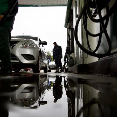 PORTO ALEGRE, RS, BRASIL - Dia da Liberdade de Impostos vende gasolina a R$ 4,99. Nas imagens o Ecoposto, esquina da Avenida Ipiranga com Avenida Érico Veríssimo. Foto: Jefferson Botega / Agencia RBSIndexador: Jeff Botega<!-- NICAID(15113044) -->