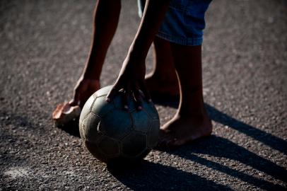 PORTO ALEGRE, RS, BRASIL, 07/10/2011, 16h45: Claiton Nascimento, 11 anos, ajeita pedras e pedaços de telha para delimitar uma goleira para jogar bola com os amigos na Rua Firmino Matias da Silva, no bairro Santa Tereza, em Porto Alegre. (Foto: Mateus Bruxel / Diário Gaúcho)<!-- NICAID(7559909) -->