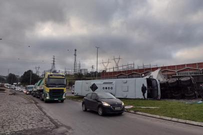 Acidente entre ônibus e caminhão na RS-122, em Farroupilha<!-- NICAID(15114249) -->