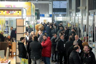 Cerca de 2,5 mil participam em Farroupilha de convenção do setor supermercadista  Pela primeira vez, o evento foi realizado no município da SerraA Convenção Regional de Supermercados, promovida na quarta (1) e quinta-feira (2) em Farroupilha, reuniu cerca de 2,5 mil participantes. O balanço é da Associação Gaúcha de Supermercados (Agas). O evento antecipou tendências do que deve ganhar destaque na edição 2022 da Expoagas, que ocorrerá de 23 a 25 de agosto, no Centro de Eventos da Fiergs, em Porto Alegre.  <!-- NICAID(15115165) -->