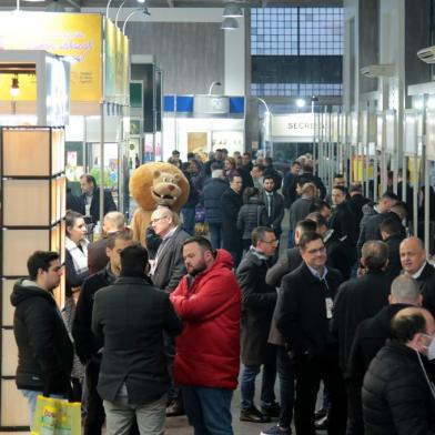 Cerca de 2,5 mil participam em Farroupilha de convenção do setor supermercadista  Pela primeira vez, o evento foi realizado no município da SerraA Convenção Regional de Supermercados, promovida na quarta (1) e quinta-feira (2) em Farroupilha, reuniu cerca de 2,5 mil participantes. O balanço é da Associação Gaúcha de Supermercados (Agas). O evento antecipou tendências do que deve ganhar destaque na edição 2022 da Expoagas, que ocorrerá de 23 a 25 de agosto, no Centro de Eventos da Fiergs, em Porto Alegre.  <!-- NICAID(15115165) -->