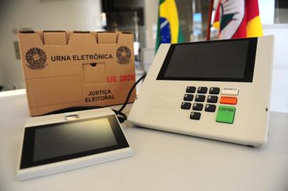 GARIBALDI, RS, BRASIL, 24/03/2022. Justiça eleitoral realiza auditoria de urnas eletrônicas antes das eleições suplementares de Garibaldi. Também foi apresentado o novo modelo de urna eletrônica. Coordenador de Tecnologia do TSE Rafael Azevedo (camisa clara) e Vanderlei Santos (de terno escuro), coordenador de urnas do TRE, foram os responsávies pela apresentação. (Porthus Junior/Agência RBS)<!-- NICAID(15050359) -->