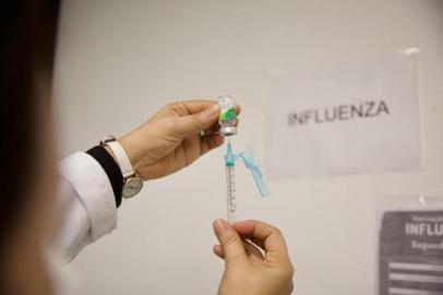 ***Em baixa qualidade*** Vacina da Gripe (Influenza) sendo aplicada para público de todas as idades no Shopping João Pessoa. A fila geral é para Vacina Covid e Vacina Gripe, na porta um Agente de Saúde encaminha cada qual pra sua fila de vacina.<!-- NICAID(15116307) -->