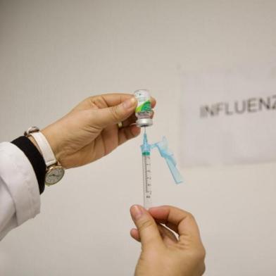 ***Em baixa qualidade*** Vacina da Gripe (Influenza) sendo aplicada para público de todas as idades no Shopping João Pessoa. A fila geral é para Vacina Covid e Vacina Gripe, na porta um Agente de Saúde encaminha cada qual pra sua fila de vacina.<!-- NICAID(15116307) -->