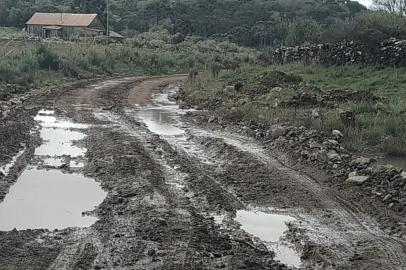 Moradores do interior de São José dos Ausentes reclamam de estarem quase ilhados tamanha a precariedade da Estrada do Capão do Tigre. As más condições do acesso seriam decorrentes das constantes chuvas e o tráfego de caminhões pesados. A comunidade reclama que jovens estão faltando as aulas, pousadas estão sem receber turistas e ambulâncias não conseguem chegar na localidade.<!-- NICAID(15116298) -->