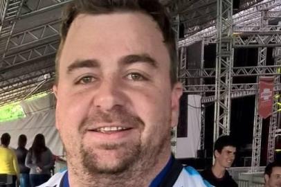 Um acidente de carro tirou a vida do dirigente de um clube amador de Santa Cruz do Sul na madrugada desta segunda-feira (6). Leandro Hauth, 36 anos, morreu após colidir o seu veículo, um Toyota Corolla, contra um poste, por volta de 2h. Hauth era dirigente do Aliança, clube amador do bairro de Linha Santa Cruz.<!-- NICAID(15116697) -->