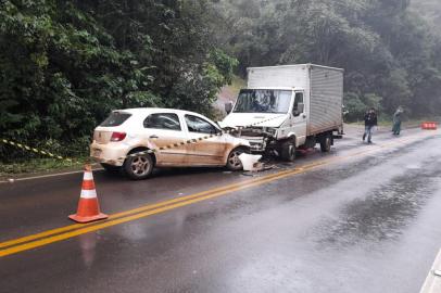 Acidente entre Gol e furgão, na ERS-431, em São Valentim do Sul. Homem de 67 anos morreu no local.<!-- NICAID(15116855) -->