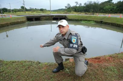 Canoas , RS, BRASIL,  07/06/2022- Imagens do segundo carro a cair em valão na Avenida Mato Grande em Canoas. Na foto, Soldado Tim que fez resgate do motorista do carro.  Foto: Ronaldo Bernardi / Agencia RBS<!-- NICAID(15117072) -->