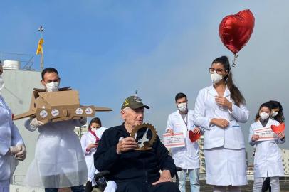 Samuel Schneider Netto 82 anos, paciente que se curou da COVID. Advogado e piloto aposentado da FAB ganhou homenagem e conheceu o heliponto do Hospital Moinhos .  Foto: Kathlyn Moreira / Agencia RBS<!-- NICAID(15118191) -->