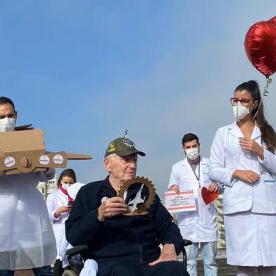 Samuel Schneider Netto 82 anos, paciente que se curou da COVID. Advogado e piloto aposentado da FAB ganhou homenagem e conheceu o heliponto do Hospital Moinhos .  Foto: Kathlyn Moreira / Agencia RBS<!-- NICAID(15118191) -->