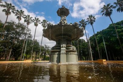 PORTO ALEGRE, RS, BRASIL - 2020.09.04 - Com mais dois playgrounds totalmente remodelados e mais dois chafarizes de valor histórico e cultural recuperados, a Secretaria Municipal do Meio Ambiente e da Sustentabilidade recebeu nesta semana as últimas obras de revitalização do Parque Farroupilha (Redenção) que estavam em andamento. Na imagem: Chafariz Imperial. (Foto: ANDRÉ ÁVILA/ Agência RBS)Indexador: Andre Avila<!-- NICAID(14584833) -->