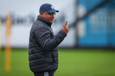 Treino GremioRS - FUTEBOL/ TREINO GREMIO 2022 - ESPORTES - Jogadores do Gremio realizam treino tÃ©cnico durante a tarde desta segunda-feira, no CT Luiz Carvalho, na preparaÃ§Ã£o para a partida valida pelo Campeonato Brasileiro 2022. FOTO: LUCAS UEBEL/GREMIO FBPA. Na foto, Roger MachadoEditoria: SPOLocal: Porto AlegreIndexador: Lucas UebelSecao: futebolFonte: Gremio.netFotógrafo: Treino Gremio<!-- NICAID(15116835) -->