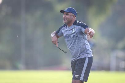 Treino Gremio RS - FUTEBOL/TREINO GREMIO  - ESPORTES - Jogadores do Gremio realizam treino durante a tarde desta terca-feira, no CT do Caju, do Athletico Paranense em Curitiba, na preparaÃ§Ã£o para a partida contra o Operario, valida pelo Campeonato Brasileiro 2022. FOTO: LUCAS UEBEL/GREMIO FBPA. na foto, o técnico Roger MachadoEditoria: SPOLocal: CuritibaIndexador: Lucas UebelSecao: futebolFonte: Gremio.netFotógrafo: Treino Gremio <!-- NICAID(15082153) -->