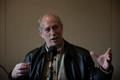 PORTO ALEGRE, RS, BRASIL - Gravação do Podcast Zona Eleitoral com o pré-candidato do PDT Ciro Gomes com as jornalistas Andressa Xavier, Kelly Matos e Dione Kuhn.Indexador: Jeff Botega<!-- NICAID(15118155) -->