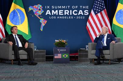 US President Joe Biden (R) and Brazilian President Jair Bolsonaro attend a bilateral meeting at the 9th Summit of the Americas in Los Angeles, California, June 9, 2022. (Photo by Jim WATSON / AFP)Editoria: POLLocal: Los AngelesIndexador: JIM WATSONSecao: diplomacyFonte: AFPFotógrafo: STF<!-- NICAID(15120167) -->