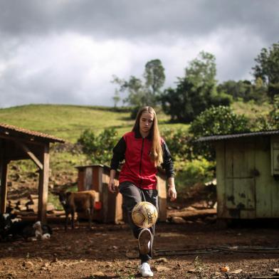 DERRUBADAS, RS, BRASIL - 2022.06.10 - Bianca Martins, atleta da base e uma representante da nova geracao do Gurias do Yucuma. (Foto: ANDRE AVILA/ Agencia RBS)Indexador: Andre Avila<!-- NICAID(15120917) -->