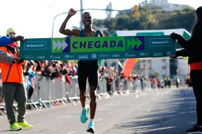 GEILSON DOS SANTOS vence a prova masculina da Maratona Internacional de Porto Alegre - EM BAIXA<!-- NICAID(15121835) -->