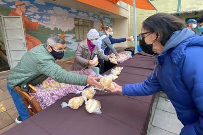 PORTO ALEGRE /RS: Fiéis recebem pães de Santo Antônio <!-- NICAID(15122394) -->