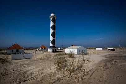 SANTA VITÓRIA DO PALMAR, RS, BRASIL, 27-07-2017: Farol Albardão, no litoral sul do RS. É o farol mais alto e mais isolado do estado, localizado nas terras emersas entre o oceano Atlântico e a lagoa Mangueira e entre as praias do Cassino e Hermenegildo. Estrategicamente construído para tentar evitar naufrágios na região, conhecida como cemitério dos navegantes. A sequência luminosa é composta por quatro lampejos e um eclipse. (Foto: Mateus Bruxel / Agência RBS)<!-- NICAID(13068938) -->