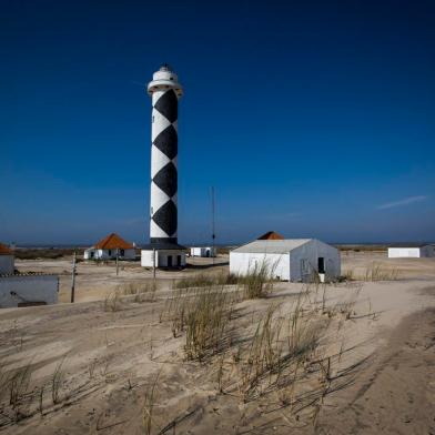 SANTA VITÓRIA DO PALMAR, RS, BRASIL, 27-07-2017: Farol Albardão, no litoral sul do RS. É o farol mais alto e mais isolado do estado, localizado nas terras emersas entre o oceano Atlântico e a lagoa Mangueira e entre as praias do Cassino e Hermenegildo. Estrategicamente construído para tentar evitar naufrágios na região, conhecida como cemitério dos navegantes. A sequência luminosa é composta por quatro lampejos e um eclipse. (Foto: Mateus Bruxel / Agência RBS)<!-- NICAID(13068938) -->