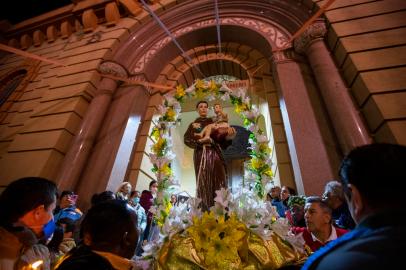 PORTO ALEGRE, RS, BRASIL, 13.06.2022: Apos 2 anos de suspensao por conta da pandemia, na noite de segunda-feira, ocorreu a Procissao luminosa organizada pela Paroquia Santo Antonio do Paternon. Foto: Camila Hermes/Agencia RBSIndexador: Camila Hermes<!-- NICAID(15123362) -->