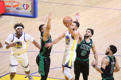 SAN FRANCISCO, CALIFORNIA - JUNE 13: Stephen Curry #30 of the Golden State Warriors drives to the basket against Grant Williams #12, Derrick White #9 and Jayson Tatum #0 of the Boston Celtics during the fourth quarter in Game Five of the 2022 NBA Finals at Chase Center on June 13, 2022 in San Francisco, California. The Golden State Warriors won 104-94. NOTE TO USER: User expressly acknowledges and agrees that, by downloading and/or using this photograph, User is consenting to the terms and conditions of the Getty Images License Agreement.   Lachlan Cunningham/Getty Images/AFP (Photo by Lachlan Cunningham / GETTY IMAGES NORTH AMERICA / Getty Images via AFP)<!-- NICAID(15123425) -->