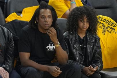 Blue Ivy,10 anos, ao lado do pai, Jay-Z, 52, em partida da NBA do Golden State Warriors contra o Boston Celtics que ocorreu em San Francisco, na Califórnia (EUA), na segunda-feira, 13 de junho de 2022.<!-- NICAID(15123641) -->