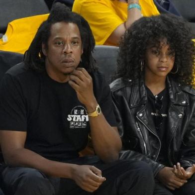 Blue Ivy,10 anos, ao lado do pai, Jay-Z, 52, em partida da NBA do Golden State Warriors contra o Boston Celtics que ocorreu em San Francisco, na Califórnia (EUA), na segunda-feira, 13 de junho de 2022.<!-- NICAID(15123641) -->