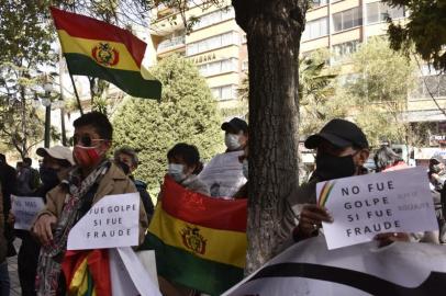 Followers of Bolivias former president Jeanine Añez take part in a protest called by the Permanent Assembly of Human Rights Bolivia (APDHB) in rejection of her 10-year prison sentence, in La Paz, on June 14, 2022. - Anez was sentenced on June 10, 2022 to 10 years in prison, more than a year after her arrest for an alleged plot to oust her rival and predecessor Evo Morales. At the start of her presidency, Anez had called in the police and military to restore order causing 22 deaths, according to the Inter-American Commission on Human Rights (IACHR) and for which Anez also faces genocide charges, which carry prison sentences of between 10 and 20 years. (Photo by AIZAR RALDES / AFP)<!-- NICAID(15124273) -->