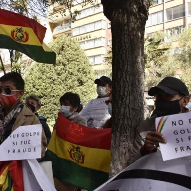 Followers of Bolivias former president Jeanine Añez take part in a protest called by the Permanent Assembly of Human Rights Bolivia (APDHB) in rejection of her 10-year prison sentence, in La Paz, on June 14, 2022. - Anez was sentenced on June 10, 2022 to 10 years in prison, more than a year after her arrest for an alleged plot to oust her rival and predecessor Evo Morales. At the start of her presidency, Anez had called in the police and military to restore order causing 22 deaths, according to the Inter-American Commission on Human Rights (IACHR) and for which Anez also faces genocide charges, which carry prison sentences of between 10 and 20 years. (Photo by AIZAR RALDES / AFP)<!-- NICAID(15124273) -->