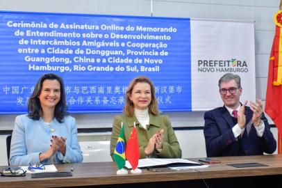 Secretária municipal de Desenvolvimento Econômico, Paraskevi Bessa-Rodrigues, a prefeita Fátima Daudt e o presidente da ACI, Diogo Leuck. A prefeita de Novo Hamburgo, Fátima Daudt, assinou nesta quarta-feira (15) um memorando de cooperação com o prefeito da cidade chinesa de Dongguan, Lyu Chengxi. Com o documento, as cidades-irmãs se aproximam para desenvolver parcerias comerciais e intercâmbios em várias áreas, especialmente em inovação e tecnologia. Pelo menos três iniciativas já estão em andamento com foco em aproximar empresas gaúchas de investidores chineses. <!-- NICAID(15124789) -->