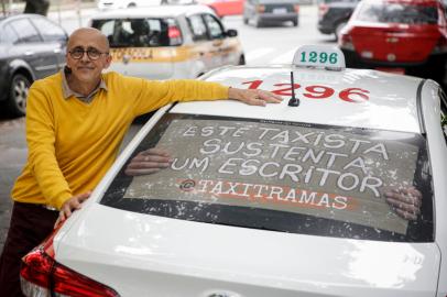 Porto Alegre, RS, Brasil, 09-06-2022: O taxista e escritor Mauro Castro em um ponto de táxi no bairro Menino Deus. Motoristas de táxi e aplicativos compartilham histórias do dia-a-dia atrás do volante. Foto: Mateus Bruxel / Agência RBSIndexador: Mateus Bruxel<!-- NICAID(15119680) -->