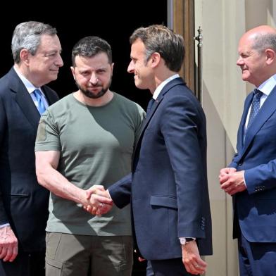 President of France Emmanuel Macron shakes hands with Ukrainian President Volodymyr Zelensky (C,L) flanked by Prime minister of Italy Mario Draghi (L) and Chancellor of Germany Olaf Scholz (R) in Mariinsky Palace, in Kyiv, on June 16, 2022. - It is the first time that the leaders of the three European Union countries have visited Kyiv since Russias February 24 invasion of Ukraine. (Photo by Sergei SUPINSKY / AFP)<!-- NICAID(15125847) -->