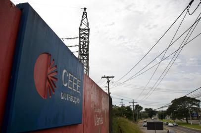 VIAMÃO, RS, BRASIL - Um curto-circuito em uma subestação de energia da CEEE Equatorial em Viamão chamou atenção dos moradores da Região Metropolitana neste domingo. Nesta segunda (foto) técnicos já trabalhavam nos reparos. Quem também esteve lá foi a Perícia Criminal do RS (foto). (Foto: Jefferson Botega/Agencia RBS)Indexador: Jeff Botega<!-- NICAID(15028953) -->