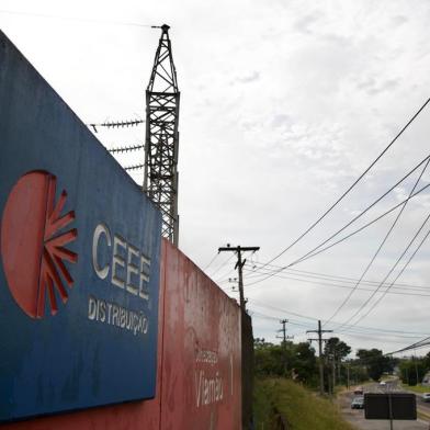 VIAMÃO, RS, BRASIL - Um curto-circuito em uma subestação de energia da CEEE Equatorial em Viamão chamou atenção dos moradores da Região Metropolitana neste domingo. Nesta segunda (foto) técnicos já trabalhavam nos reparos. Quem também esteve lá foi a Perícia Criminal do RS (foto). (Foto: Jefferson Botega/Agencia RBS)Indexador: Jeff Botega<!-- NICAID(15028953) -->