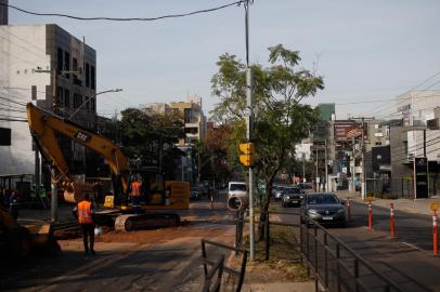 PORTO ALEGRE, RS, BRASIL, 16/06/2022- Obras do DMAE na Av. Nilo Peçanha ocorrem durante o feriadão de Corpus Christi. Foto: Anselmo Cunha/Agencia RBS<!-- NICAID(15126148) -->