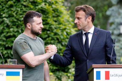 Ukrainian President Volodymyr Zelensky (L) and French Fresident Emmanuel Macron shake hands after giving a press conference in at Mariinsky Palace in Kyiv, on June 16, 2022. - The leaders of major EU powers France, Germany and Italy vowed on June 16 to help Ukraine defeat Russia and to rebuild its shattered cities, in a visit to a war-torn Kyiv suburb. (Photo by Ludovic MARIN / POOL / AFP)Editoria: WARLocal: KyivIndexador: LUDOVIC MARINSecao: diplomacyFonte: POOLFotógrafo: STF<!-- NICAID(15126441) -->