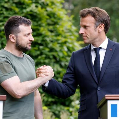 Ukrainian President Volodymyr Zelensky (L) and French Fresident Emmanuel Macron shake hands after giving a press conference in at Mariinsky Palace in Kyiv, on June 16, 2022. - The leaders of major EU powers France, Germany and Italy vowed on June 16 to help Ukraine defeat Russia and to rebuild its shattered cities, in a visit to a war-torn Kyiv suburb. (Photo by Ludovic MARIN / POOL / AFP)Editoria: WARLocal: KyivIndexador: LUDOVIC MARINSecao: diplomacyFonte: POOLFotógrafo: STF<!-- NICAID(15126441) -->