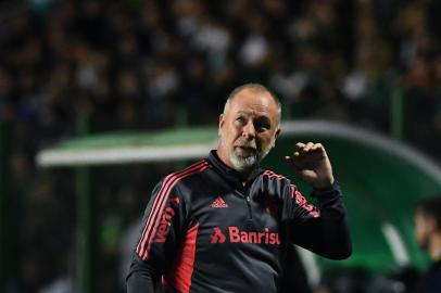 GOIÁS X INTERNACIONALGO - BRASILEIRÃO/GOIÁS X INTERNACIONAL - ESPORTES - O técnico Mano Menezes, do Internacional,  durante a partida entre Goiás e Internacional válida pela 12ª rodada do   Campeonato Brasileiro, no estádio Hailé Pinheiro (Serrinha), em Goiânia, na noite desta quarta-feira (15).    15/06/2022 - Foto: EDU ANDRADE/FATOPRESS/ESTADÃO CONTEÚDOEditoria: ESPORTESLocal: GOIANIAIndexador: EDU ANDRADEFotógrafo: FATOPRESS<!-- NICAID(15126526) -->