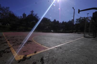 CAXIAS DO SUL, RS, BRASIL, 14/06/2022 - de uma quadra de esportes vazia (do Parque dos Macaquinhos). É foto para a pauta ¿visões sobre a cidade¿ para o aniversário de Caxias. Será para ilustrar a crônica do Maurício. Pauta do Almanaque. (Marcelo Casagrande/Agência RBS)<!-- NICAID(15123722) -->