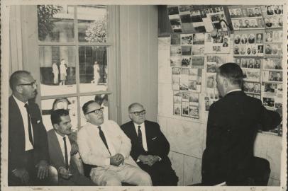 **** ATENÇÃO: Uso permitido apenas para ilustrar a crônica de Marcelo Mugnol no caderno Almanaque ****Inauguração oficial do Centro Informativo da História Caxiense, em 3 de março de 1963. Na foto, esquerda para a direita: Pedro Olavo Hoffmann, Pedro Simon, Júlio JoãoEberle, Oscar Martini e João Spadari Adami, diretor do Centro Informativo da HistóriaCaxiense.Caxias do Sul, RS.Data: [03/03/1963].Autoria não identificada.Acervo: Arquivo Histórico Municipal João Spadari Adami.<!-- NICAID(15124824) -->