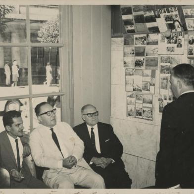 **** ATENÇÃO: Uso permitido apenas para ilustrar a crônica de Marcelo Mugnol no caderno Almanaque ****Inauguração oficial do Centro Informativo da História Caxiense, em 3 de março de 1963. Na foto, esquerda para a direita: Pedro Olavo Hoffmann, Pedro Simon, Júlio JoãoEberle, Oscar Martini e João Spadari Adami, diretor do Centro Informativo da HistóriaCaxiense.Caxias do Sul, RS.Data: [03/03/1963].Autoria não identificada.Acervo: Arquivo Histórico Municipal João Spadari Adami.<!-- NICAID(15124824) -->