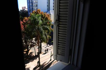 CAXIAS DO SUL, RS, BRASIL, 14/06/2022. Fotos de alguns pontos da região central da cidade, observadas através de janelas, para ilustrar a crônica da Adriana Antunes. As imagens fazem parte do conjunto de pautas visões sobre a cidade, em comemoração ao aniversário de 132 de Caxias do Sul. (Bruno Todeschini/Agência RBS)<!-- NICAID(15124487) -->