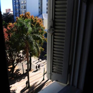 CAXIAS DO SUL, RS, BRASIL, 14/06/2022. Fotos de alguns pontos da região central da cidade, observadas através de janelas, para ilustrar a crônica da Adriana Antunes. As imagens fazem parte do conjunto de pautas visões sobre a cidade, em comemoração ao aniversário de 132 de Caxias do Sul. (Bruno Todeschini/Agência RBS)<!-- NICAID(15124487) -->