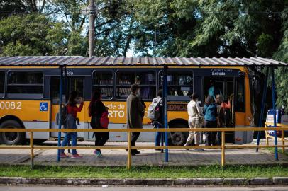 PORTO ALEGRE, RS, BRASIL,  06/05/2022- Paradas de ônibus com estudantes rumo ou a partir do Campus do Vale da UFRGS. No final de março, a linha D43 foi desativada pela prefeitura, o que causou muitas reclamações de estudantes. Foto: Anselmo Cunha/Agencia RBS<!-- NICAID(15089176) -->