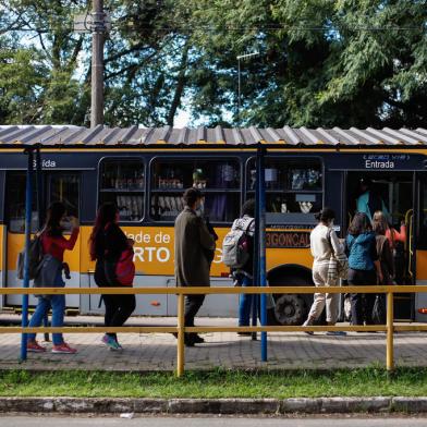 PORTO ALEGRE, RS, BRASIL,  06/05/2022- Paradas de ônibus com estudantes rumo ou a partir do Campus do Vale da UFRGS. No final de março, a linha D43 foi desativada pela prefeitura, o que causou muitas reclamações de estudantes. Foto: Anselmo Cunha/Agencia RBS<!-- NICAID(15089176) -->