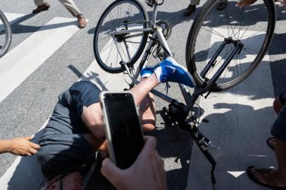 US President Joe Biden falls off his bicycle as he approaches well-wishers following a bike ride at Gordons Pond State Park in Rehoboth Beach, Delaware, on June 18, 2022. - Biden took a tumble as he was riding his bicycle Saturday morning, but was unhurt. (Photo by SAUL LOEB / AFP)<!-- NICAID(15127338) -->